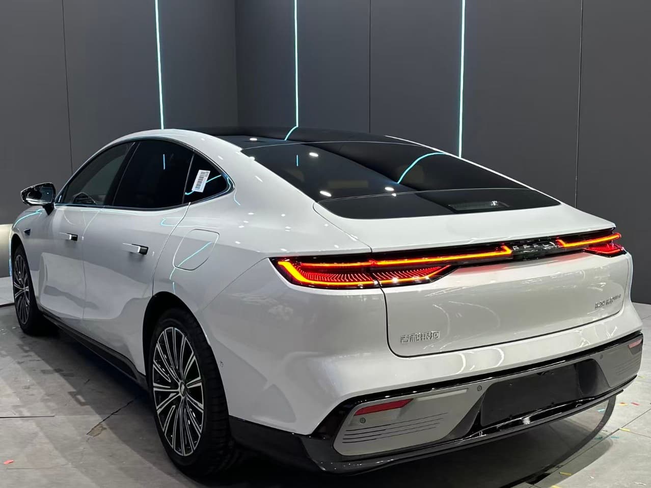 Geely Galaxy Xingyao 8 photo 2