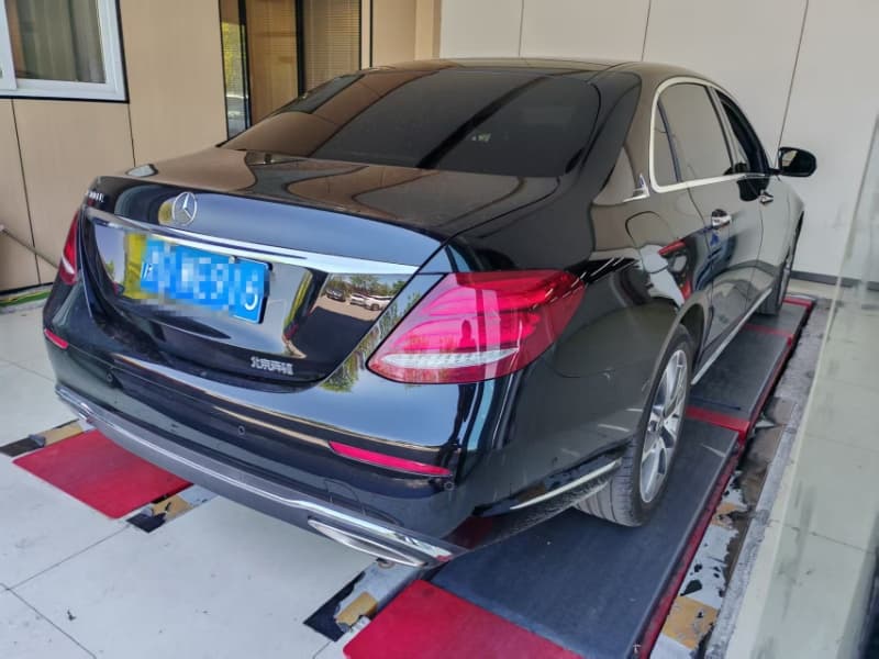 Mercedes-Benz E300L photo 2